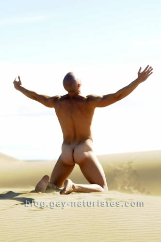 homme-nu-desert homme-nu-desert