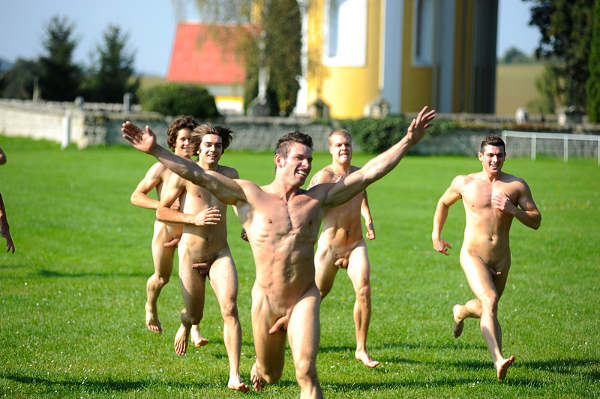 courrir nu herbe courrir nu herbe