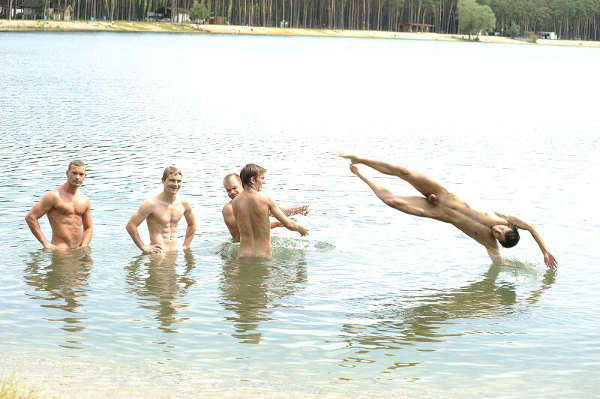 plongeon homme nu
