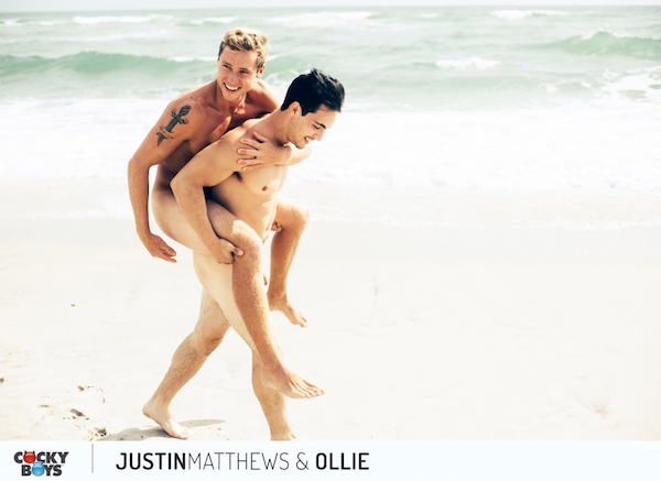 jeunes hommes nus sur la plage