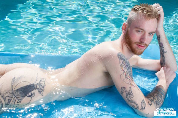 naturiste gay à la piscine