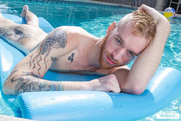 naturiste gay roux à la piscine