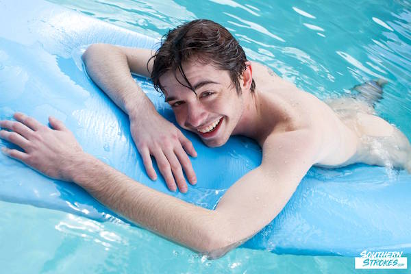 naturiste gay piscine découverte