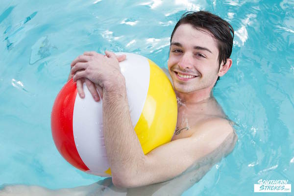 beau naturiste nu piscine